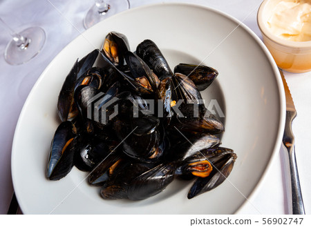 Picture of grilled tasty mussels served with ali-oli sauce 56902747