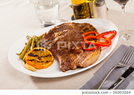 Appetizing beef steak with asparagus 56903884