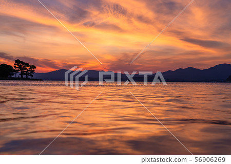<<Shimane Prefecture>> Evening view of Lake Shinji, famous spot for sunset <<Shimane Prefecture>> Evening view of Lake Shinji, famous spot for sunset 56906269