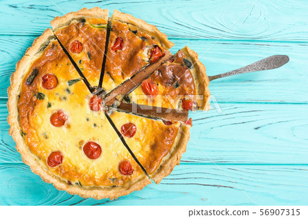 Spinach Quiche lorraine with tomatoes Spinach Quiche lorraine with tomatoes 56907315
