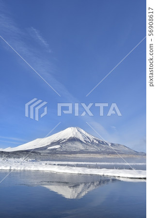 Snowy shore in upside down Fuji and misty Yamanakako 56908617