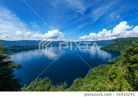 [Lake Towada, Aomori Prefecture] Lake Towada in the summer: Lake Towada as seen from the View Lake is an open large panorama 56910291