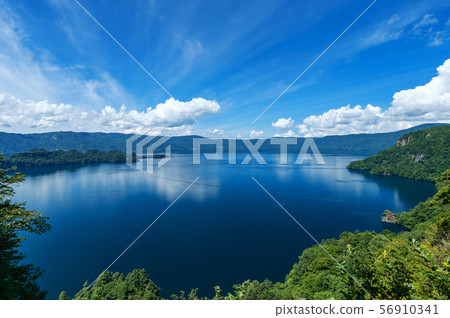 [Lake Towada, Aomori Prefecture] Lake Towada in the summer: Lake Towada as seen from the View Lake is an open large panorama 56910341