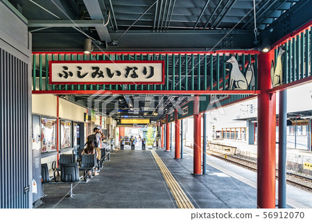 清晨伏見稻荷站 56912070