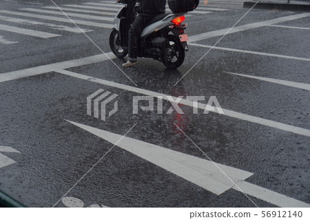 Guerrilla heavy rain road 56912140