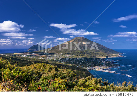 從東京八丈町的一座小山上看到的八丈島風景 從東京八丈町的一座小山上看到的八丈島風景 56915475