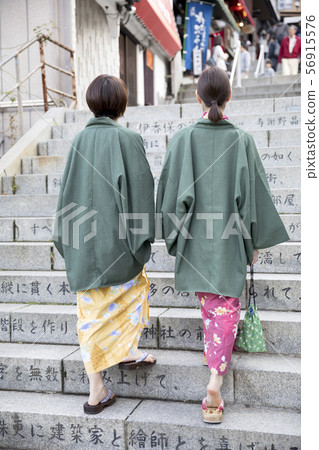 攀登Ikaho溫泉石步的yukata的一名婦女 56915576