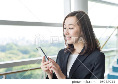 女商人,智能手機 女商人,智能手機 56918933