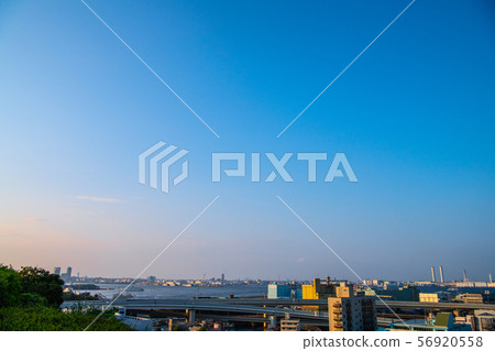 日本的橫濱市容俯瞰山上公園,可以看到海港的景色,可以看到山下碼頭等。 日本的橫濱市容俯瞰山上公園,可以看到海港的景色,可以看到山下碼頭等。 56920558