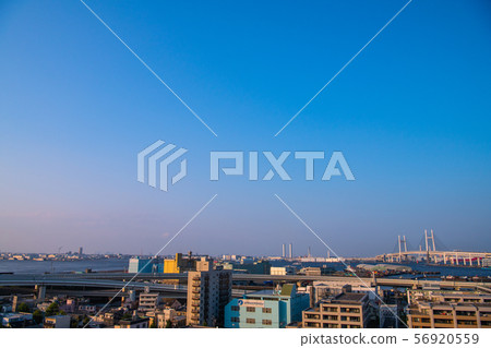 日本的橫濱市容俯瞰山上公園,可以看到海港的景色,可以看到山下碼頭等。 日本的橫濱市容俯瞰山上公園,可以看到海港的景色,可以看到山下碼頭等。 56920559