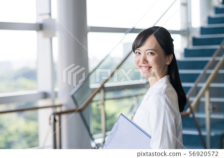 有實驗室外套的少婦 56920572