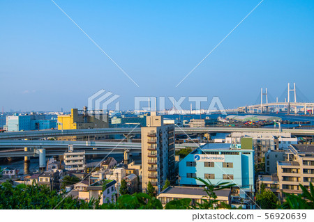 日本的橫濱市容俯瞰山上公園,可以看到海港的景色,可以看到山下碼頭等。 日本的橫濱市容俯瞰山上公園,可以看到海港的景色,可以看到山下碼頭等。 56920639