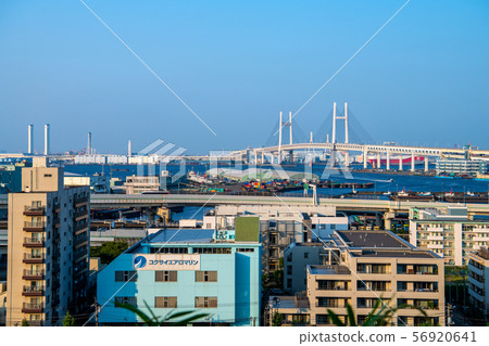 日本的橫濱市容俯瞰山上公園,可以看到海港的景色,可以看到山下碼頭等。 日本的橫濱市容俯瞰山上公園,可以看到海港的景色,可以看到山下碼頭等。 56920641