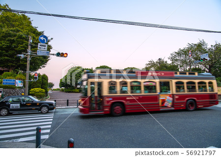 日本的橫濱城市景觀“Aka some”（公共汽車）在山上公園前面運行，可以看到海港（後面是一個山景公園，可以看到海港） 56921797