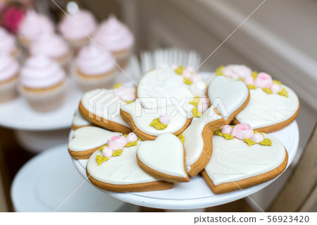 Gingerbread cookies and cookies on the festive Gingerbread cookies and cookies on the festive 56923420