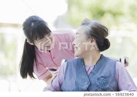 高級女性照顧者 56923640