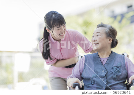 高級女性照顧者 56923641