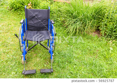 Empty wheelchair standing on grass in hospital 56925787