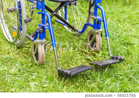 Empty wheelchair standing on grass in hospital 56925788