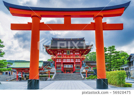 夏季伏見稻荷神社鳥居和羅蒙 夏季伏見稻荷神社鳥居和羅蒙 56928475
