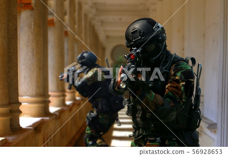 Special force assult team in tense situation Special force assult team in tense situation 56928653