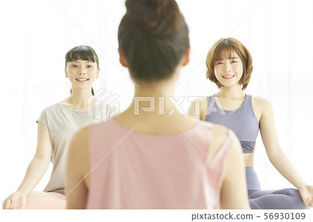 Women sportswear 56930109