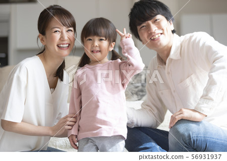 A young family relaxing in the living room　 56931937