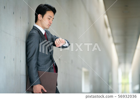 Businessman time clock 56932036