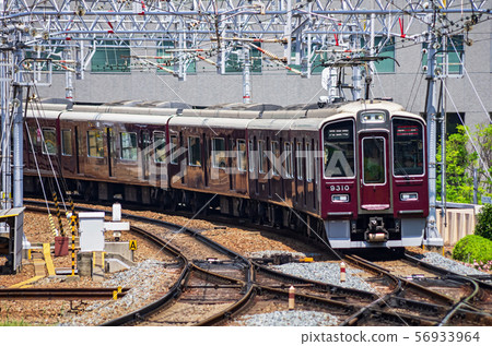 阪急電鐵9300系列進入梅田站 56933964