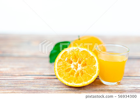 Orange fruits with leaf on wooden table Orange fruits with leaf on wooden table 56934300