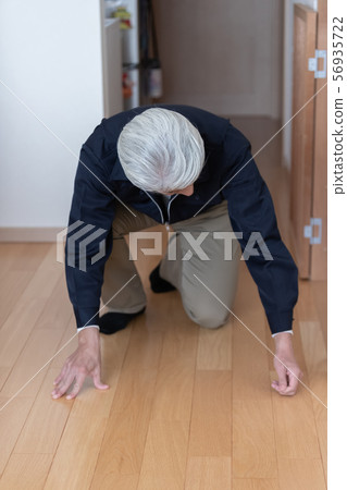 地板 商人 老年人 56935722