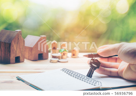 The hand of the man holding the keys and the 56936796
