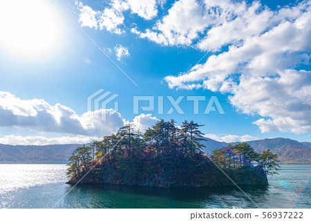 Autumn Lake Towada (Lake Towada) 56937222