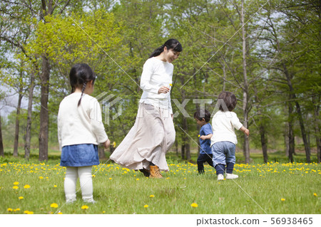 老師和孩子們一起玩 老師和孩子們一起玩 56938465