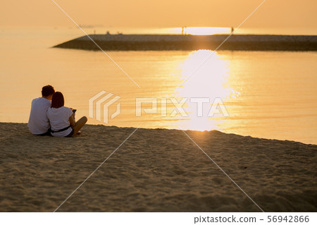 Couple sea sunset Couple sea sunset 56942866