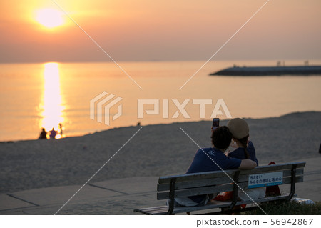 Sea levee couple Sea levee couple 56942867