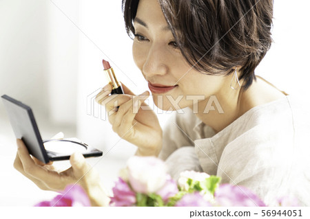 Women beauty 56944051