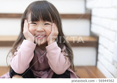 Girl child cute 56944562