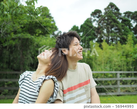 兩個人背靠背 56944993