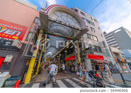 橫濱市容,橫濱橋購物街。一個男人試圖下車(左前方)和一個危險的自行車司機 橫濱市容,橫濱橋購物街。一個男人試圖下車(左前方)和一個危險的自行車司機 56946966