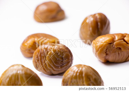 Peeled sweet chestnuts. 56952513
