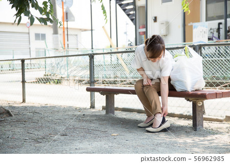 在公園裡的家庭主婦 56962985