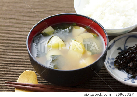 Potato and seaweed miso soup 19 56963327
