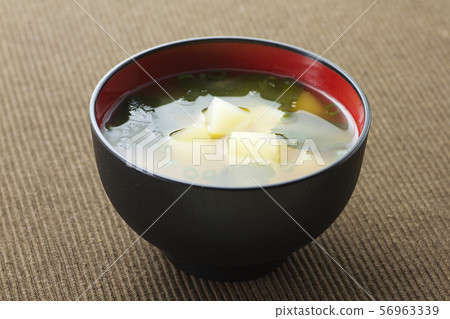 Potato and seaweed miso soup 3 56963339