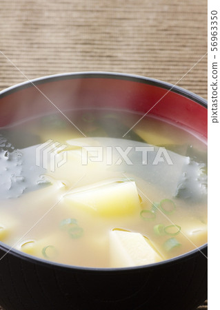 Potato and seaweed miso soup 38 Potato and seaweed miso soup 38 56963350