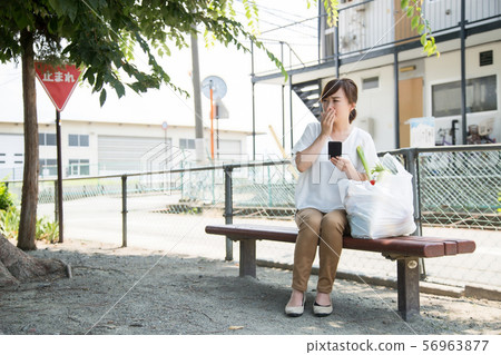 在公園裡的家庭主婦 在公園裡的家庭主婦 56963877