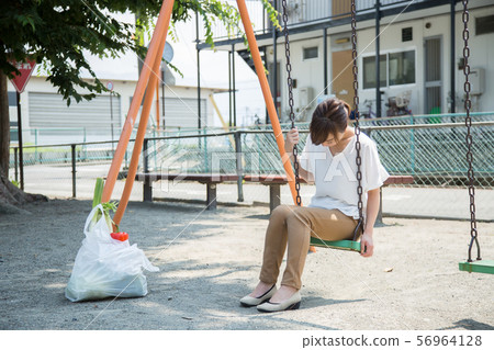 在公園裡的家庭主婦 在公園裡的家庭主婦 56964128