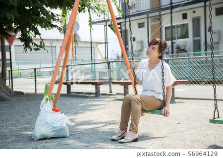 在公園裡的家庭主婦 在公園裡的家庭主婦 56964129