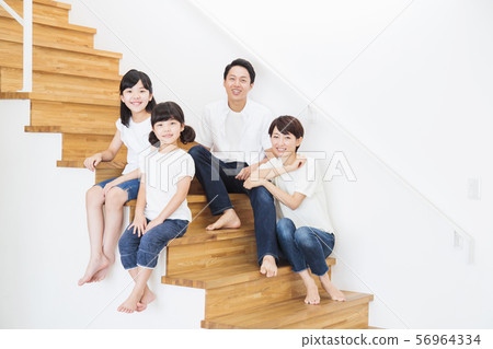 家庭父母和孩子家庭女孩 56964334