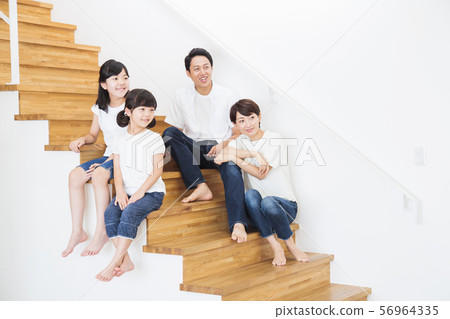 家庭父母和孩子家庭女孩 56964335